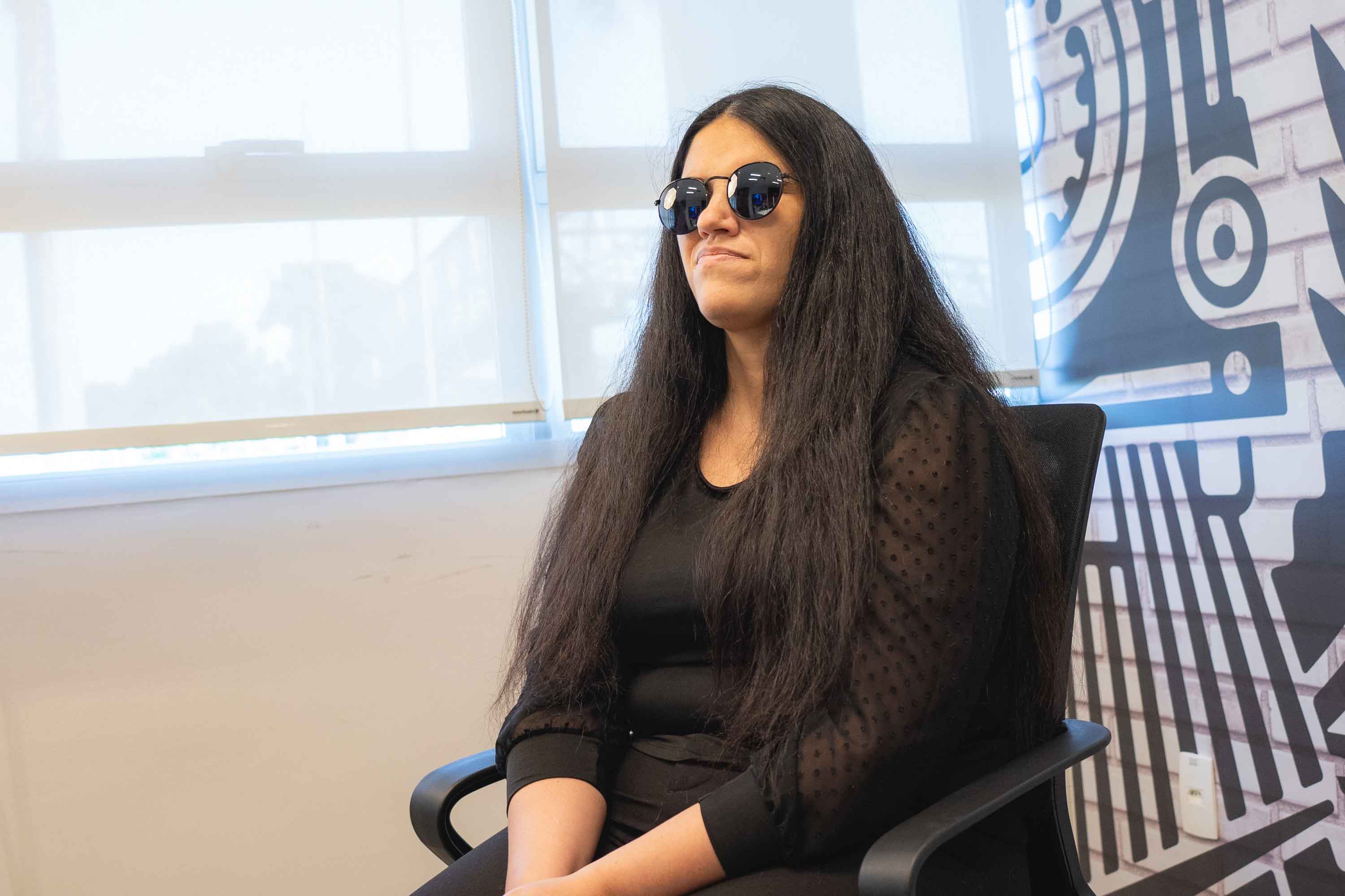 Mulher com óculos escuros