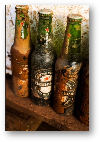 Vidro Heineken sujo pela lama