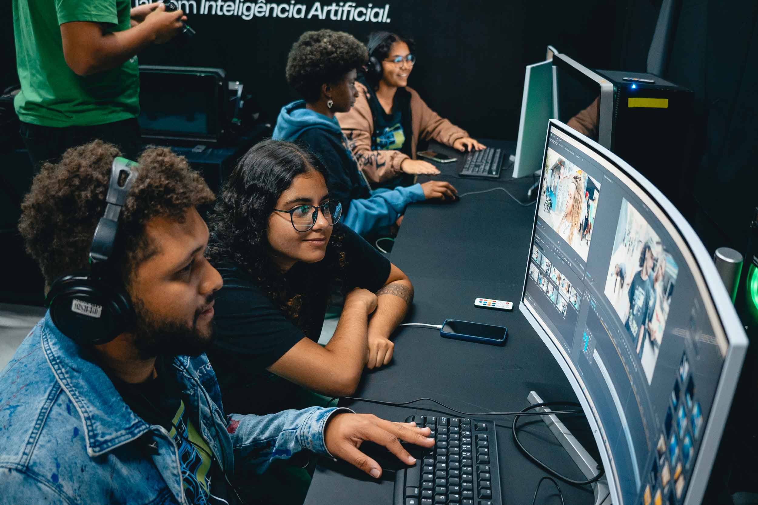 jovens na oficina criativa