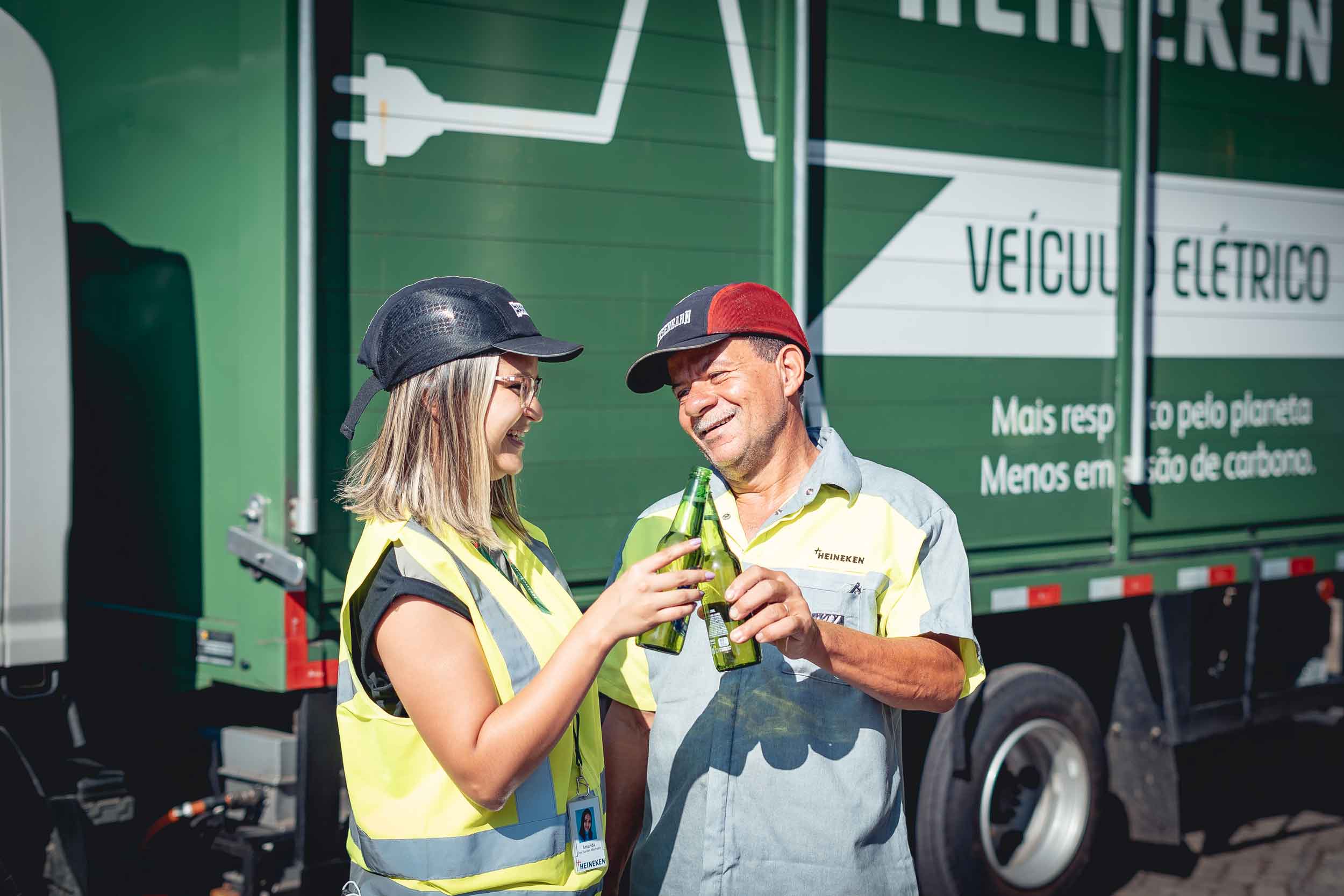 Um brinde entre colaboradores Heineken