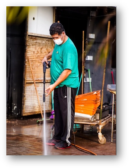 Homem limpando vestígios da lama