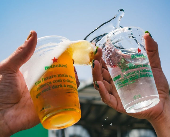 Brinde de Heineken em copos plásticos