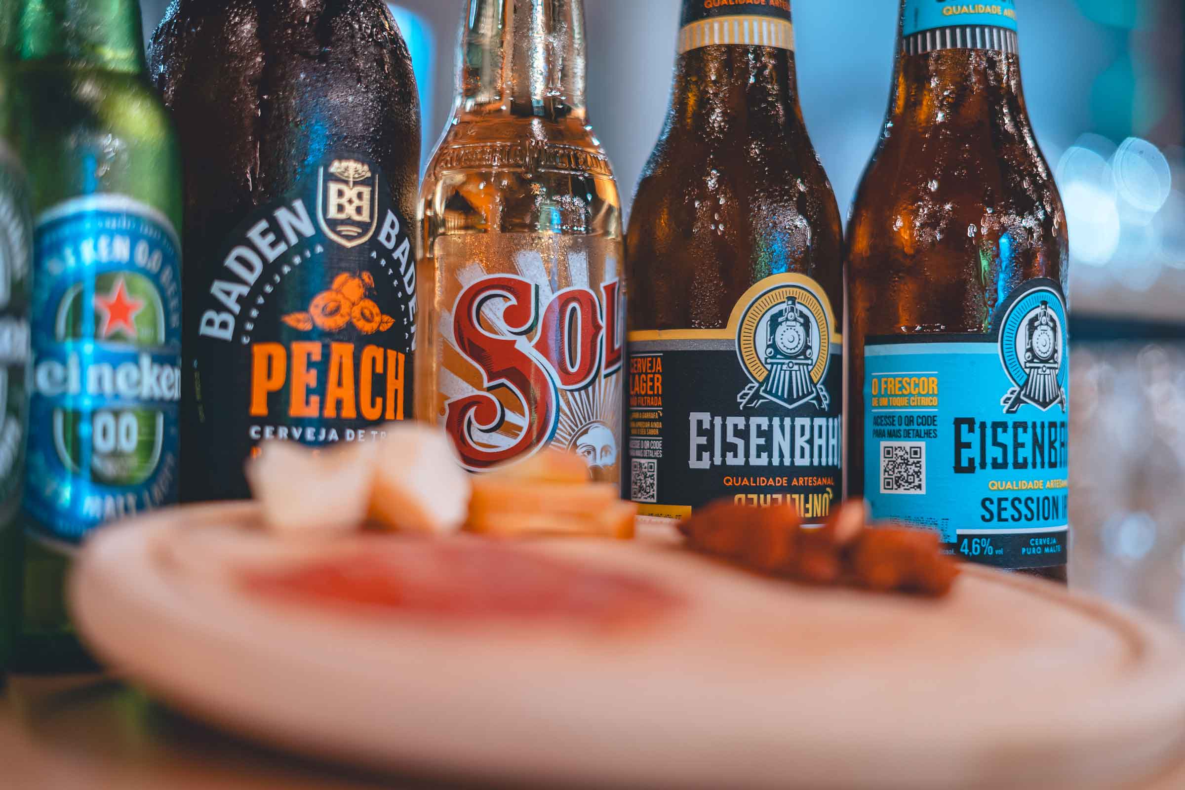 Diferentes garrafas de cerveja