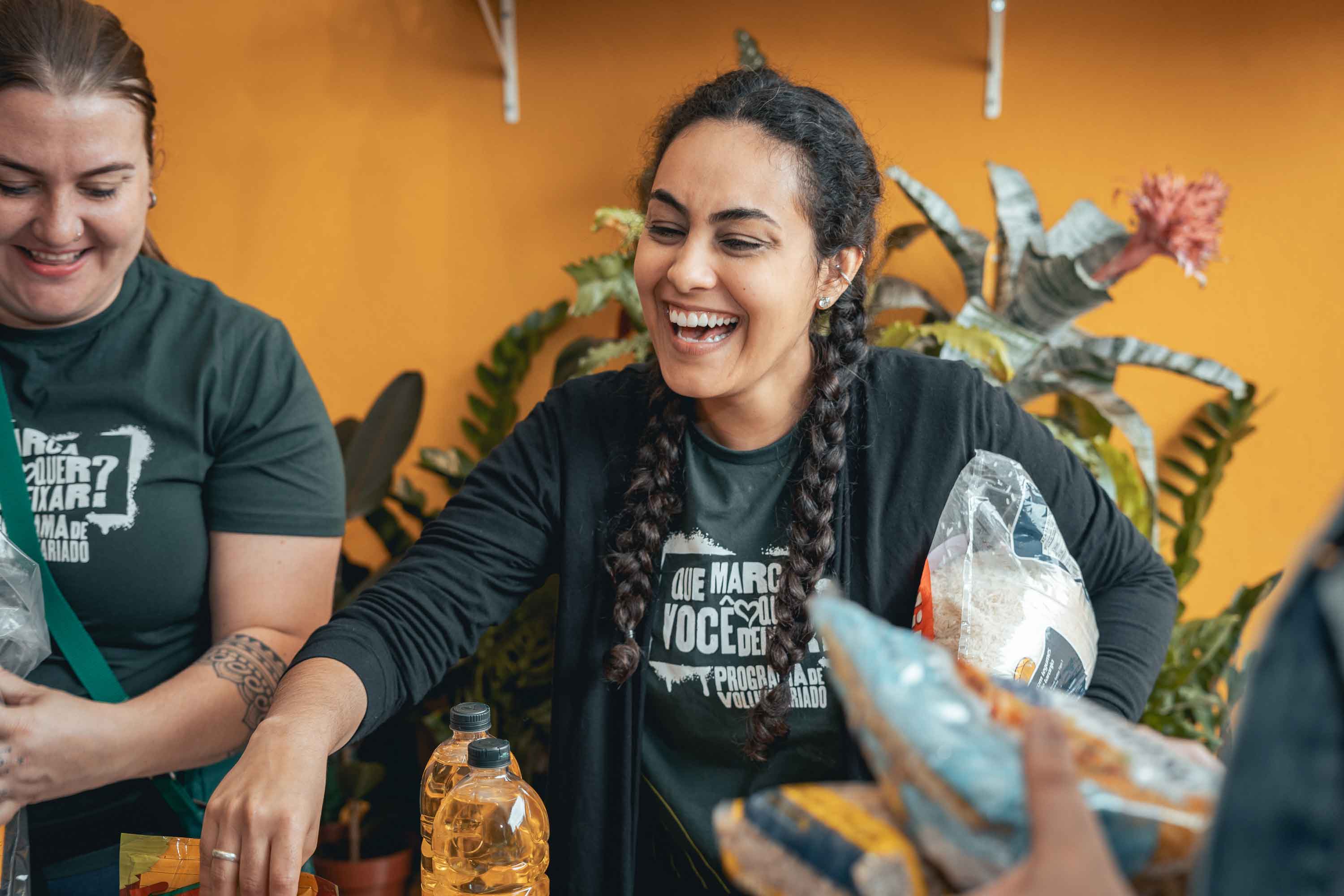 Mulher sorrindo e separando alimentos 