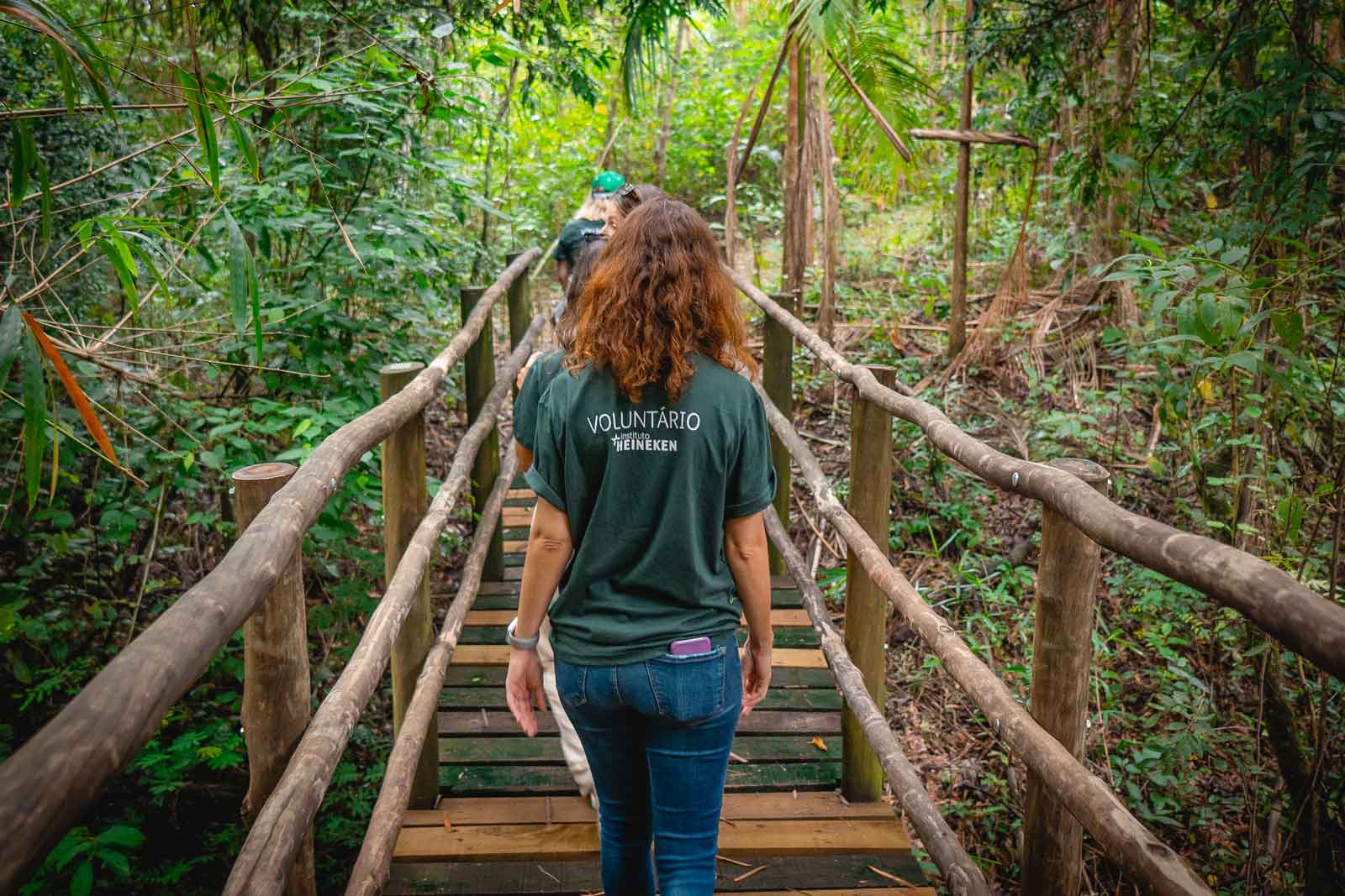 Grupo de mulheres andando em fila na anatureza