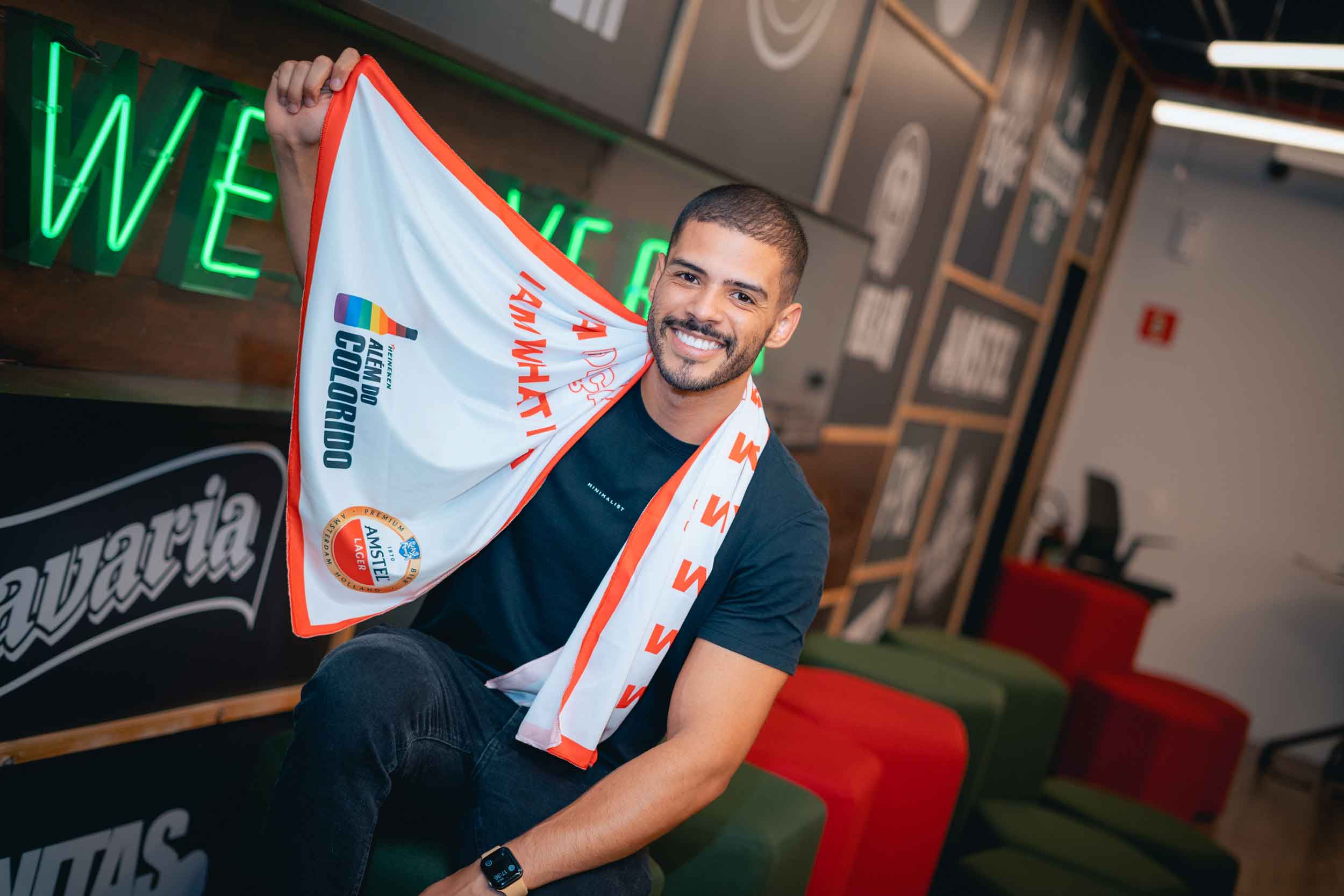 Homem segurando uma faixa