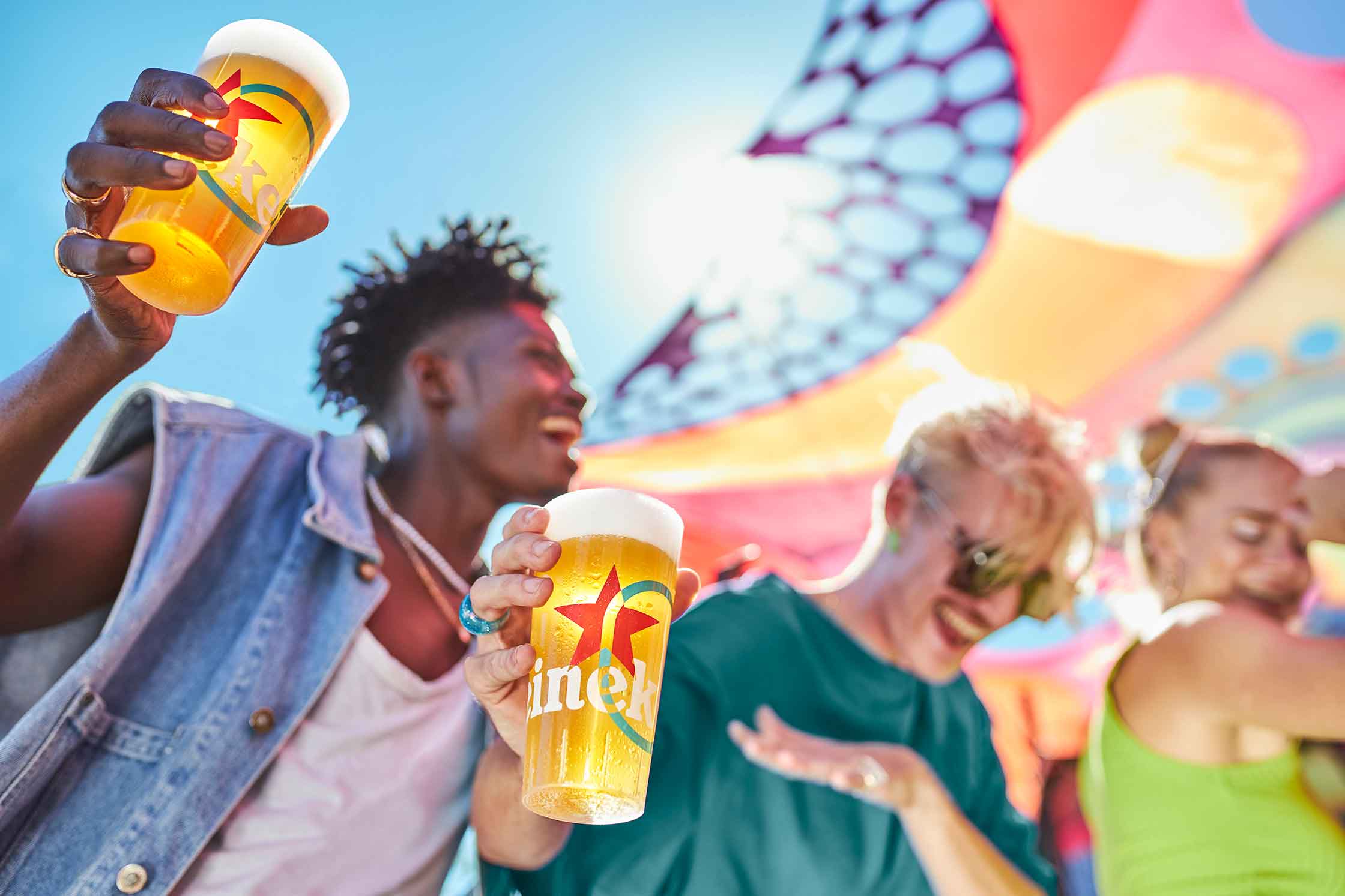 Grupo de amigos brindando