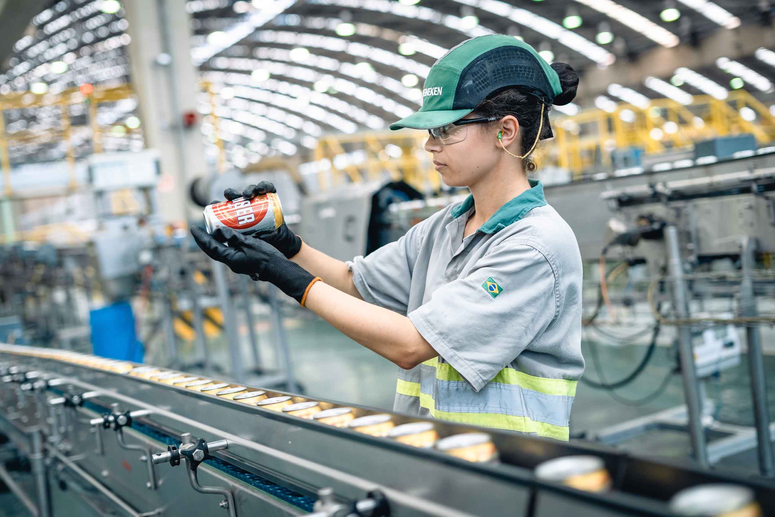 Vistoria latas na fábrica